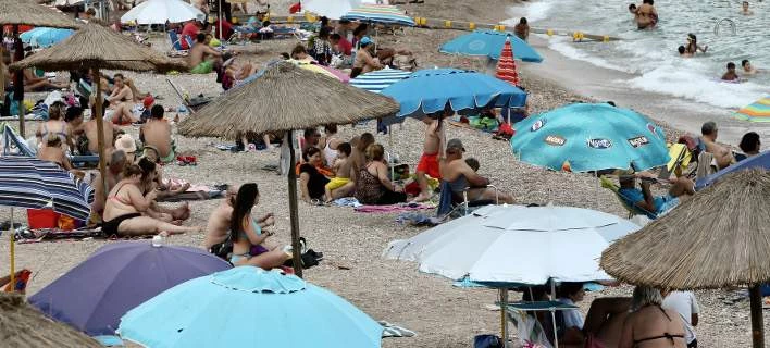 Kαλοκαίριασε ξανά και γέμισαν κόσμο οι παραλίες της Αττικής – Στα ύψη η θερμοκρασία (Εικόνες)
